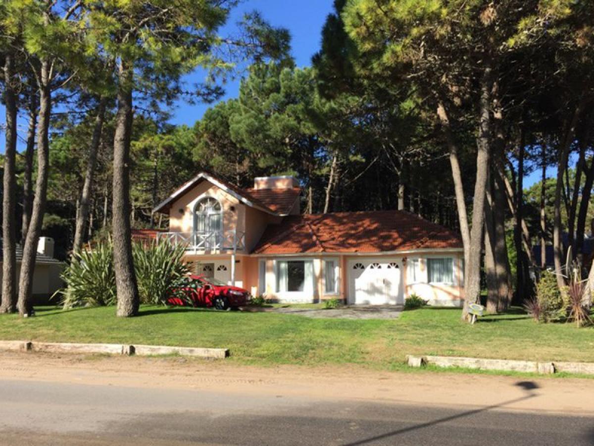 4 bedrooms House in Mar del Plata, Argentina No. 99423