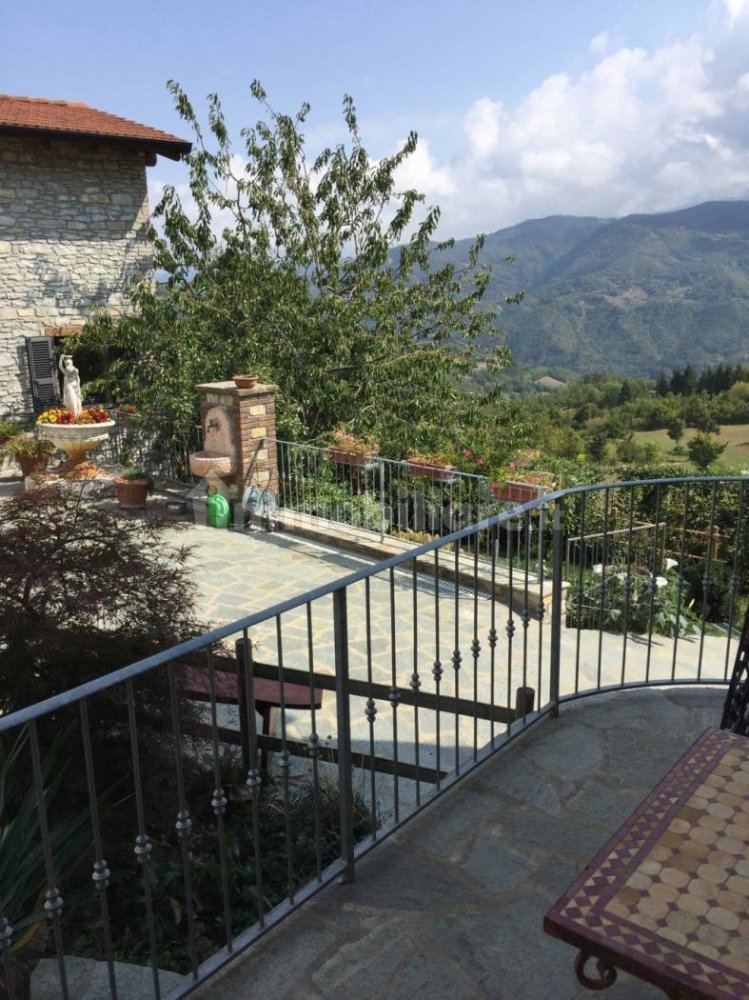 Propiedad comercial de 4 dormitorios en Farini, Italy No. 275229