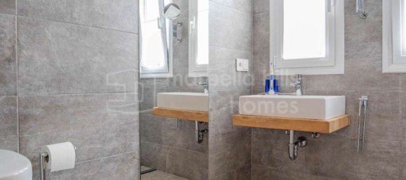 5 bedrooms Villa in Marbella, Spain No. 102788 9