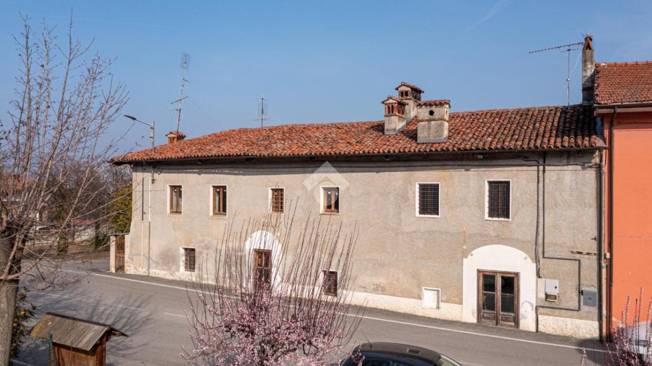 Дом с 6 комнатами в Костильоле Салуццо, Италия № 19812