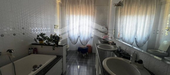 8-salle Appartement à Campobasso, Italy No. 228708 24