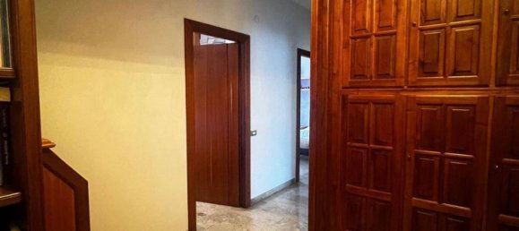 8-salle Appartement à Campobasso, Italy No. 228708 18