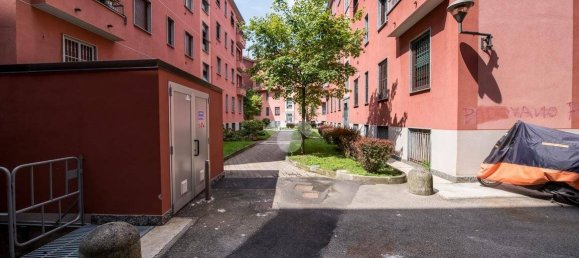 1 bedroom Apartment in Milan, Italy No. 288127 2