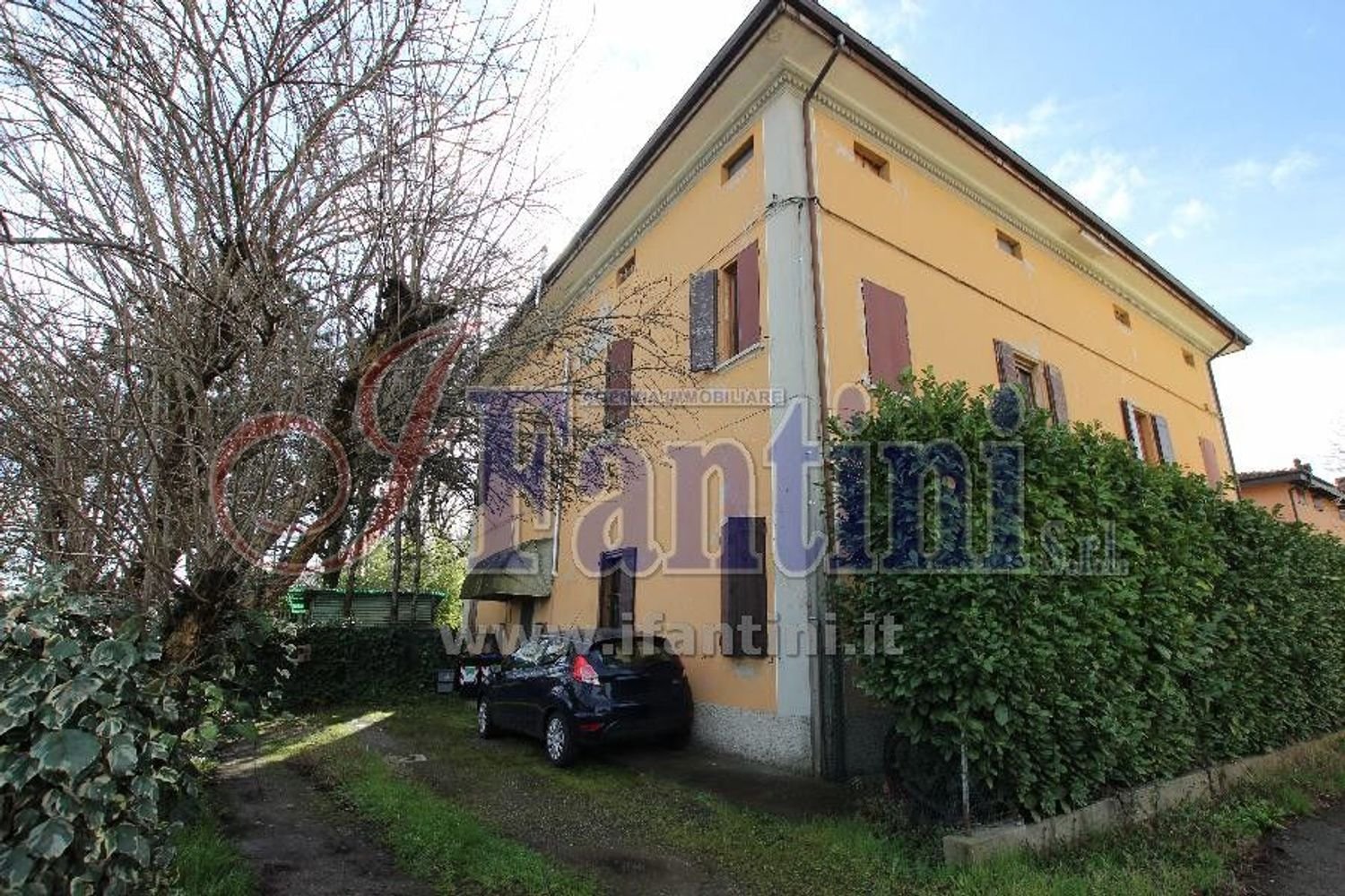 15 rooms House in Calderara di Reno, Italy No. 25175
