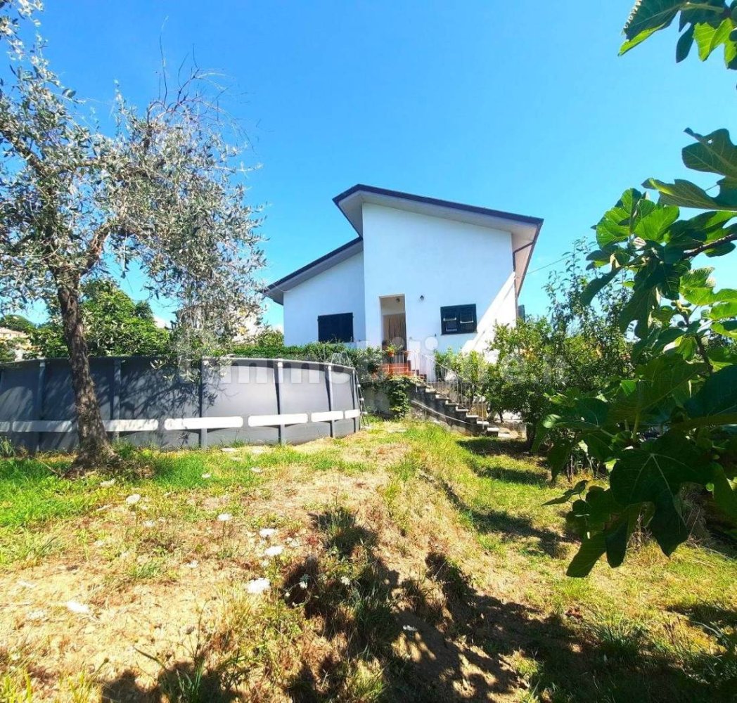 Apartamento de 3 dormitorios en Follo, Italy No. 287140