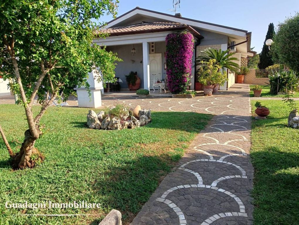 3 bedrooms Villa in Latina, Italy No. 386100