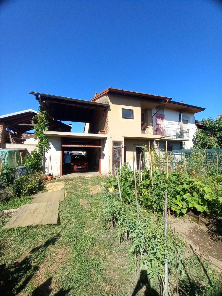 Casa de 4 dormitorios en Borgo Ticino, Italy No. 358077