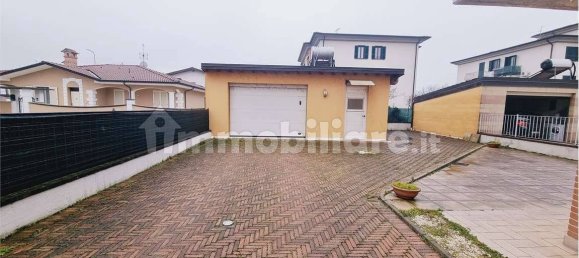 3 bedrooms Villa in Castel San Giovanni, Italy No. 193303 2