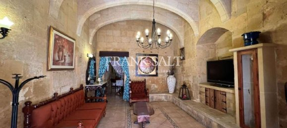 2 bedrooms Maisonette in Birgu, Malta No. 2688 2