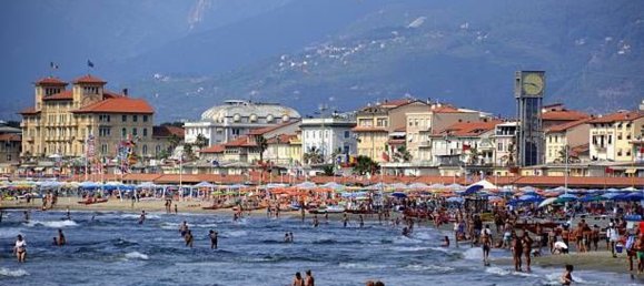 6 rooms House in Viareggio, Italy No. 16057 2