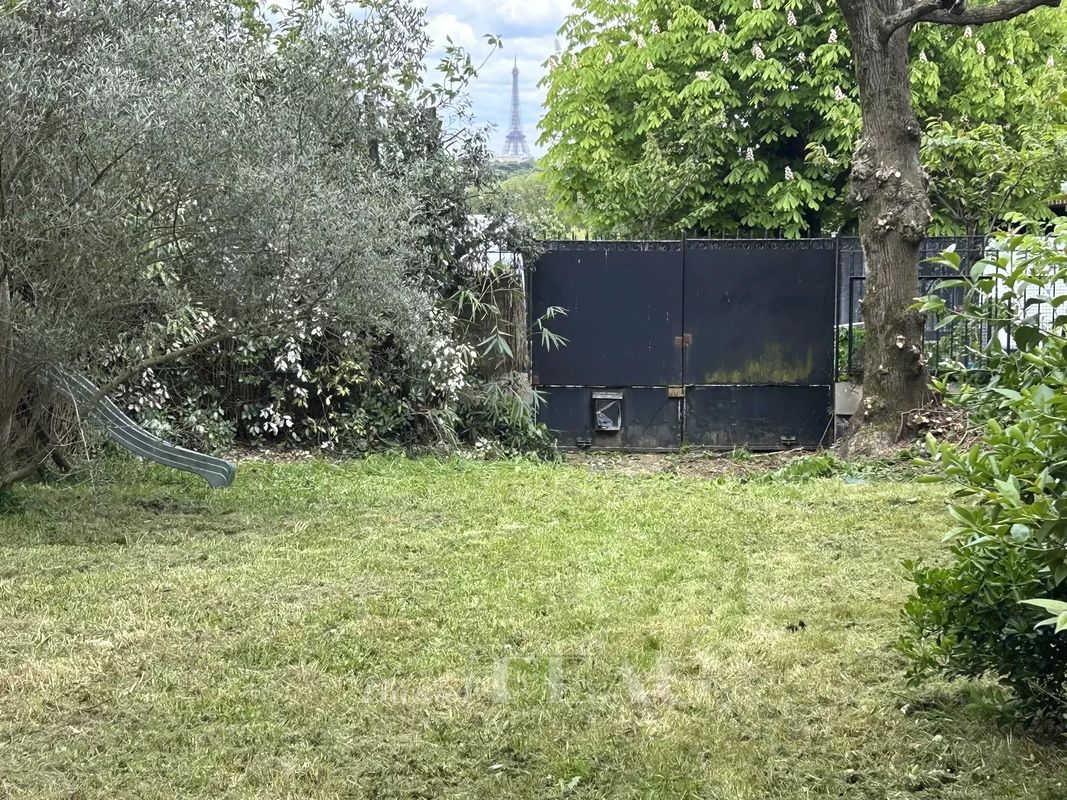  قطعة أرض في Saint-Cloud, France 492متر مربع رقم 172897