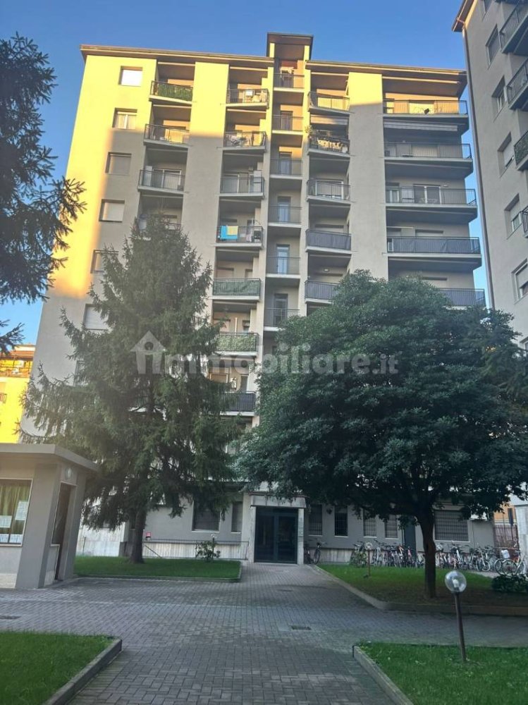 Apartamento de 2 dormitorios en Corsico, Italy No. 362110