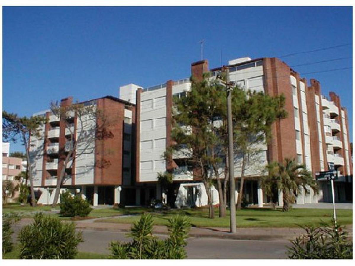 Apartamento de 3 dormitorios en Maldonado, Uruguay No. 11950