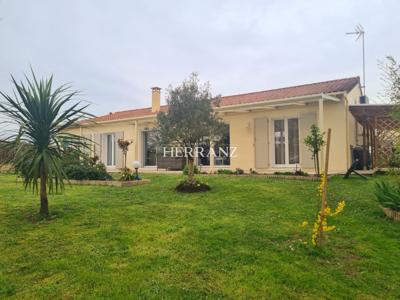 Casa de 4 dormitorios en Puynormand, France No. 101968