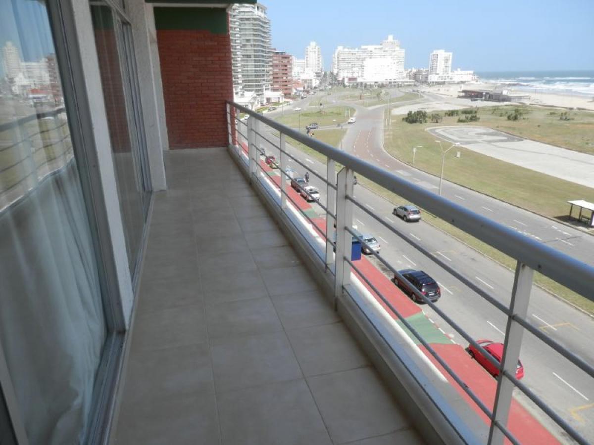 Apartamento de 3 dormitorios en Maldonado, Uruguay No. 10730