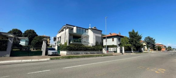 19m² Garage in Magenta, Italy No. 333294 2