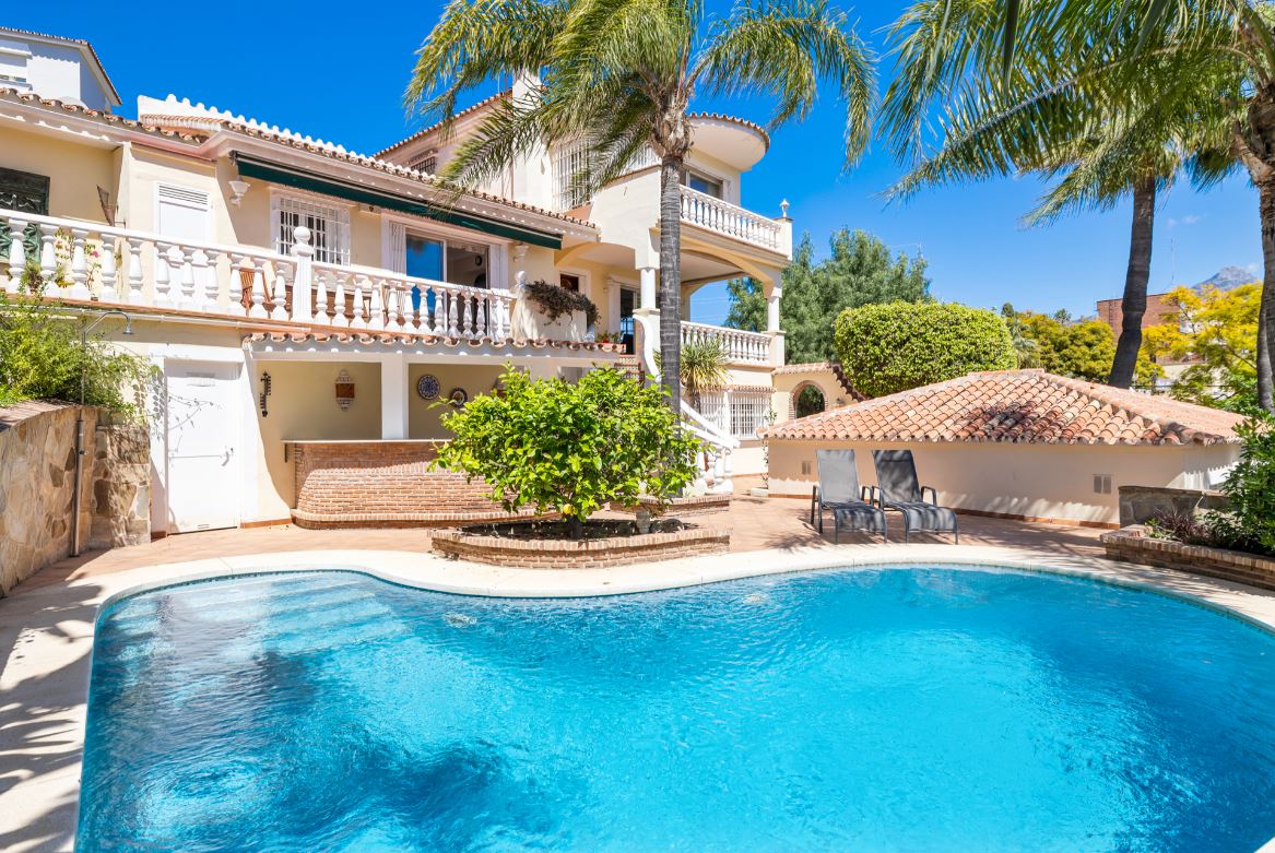 5 bedrooms Villa in Marbella, Spain No. 100485