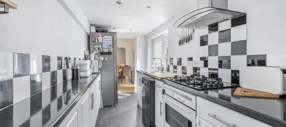 2 bedrooms House in Esher, United Kingdom No. 9959 6