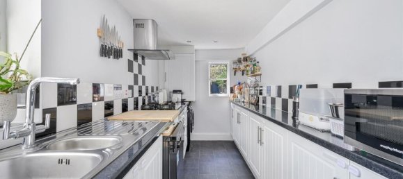 2 bedrooms House in Esher, United Kingdom No. 9959 7