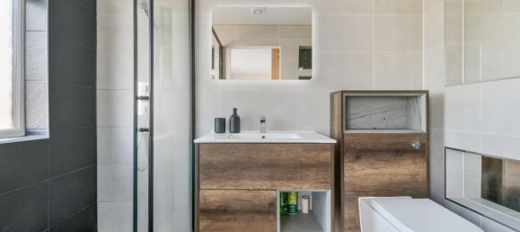 5 bedrooms House in Hounslow, United Kingdom No. 12347 5