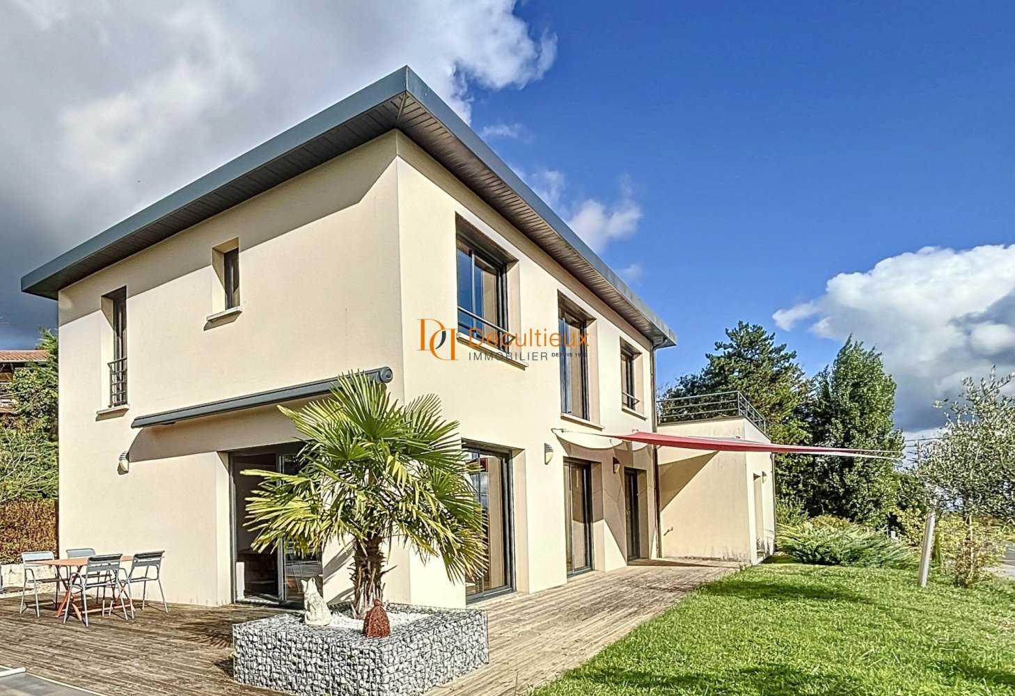 3 bedrooms Villa in Rhone, France No. 273685