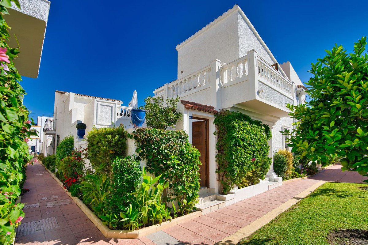 3 bedrooms Townhouse in Estepona, Spain No. 49769