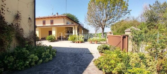 5 bedrooms Villa in Modena, Italy No. 375425 3