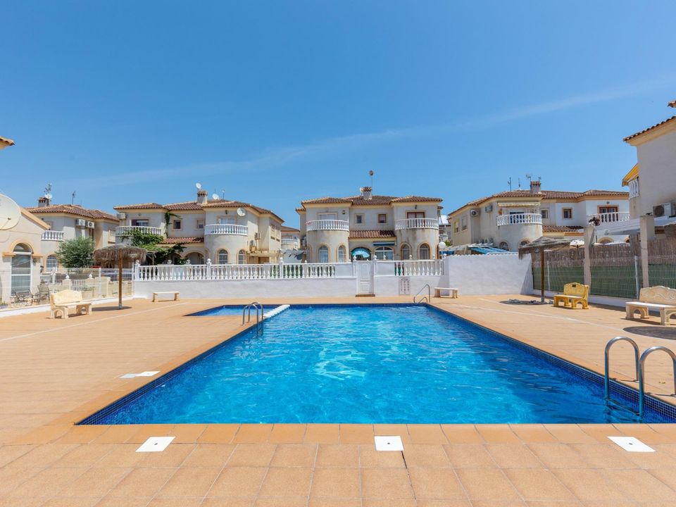 Adosado de 2 dormitorios en Torrevieja, Spain No. 186444