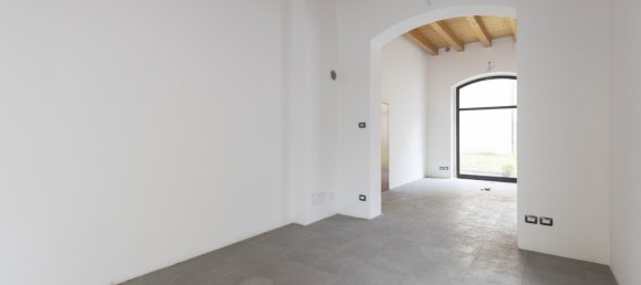 101m² Commercial property in Ancona, Italy No. 80559 3