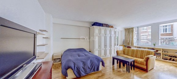 Studio in Paris, France No. 190389 12