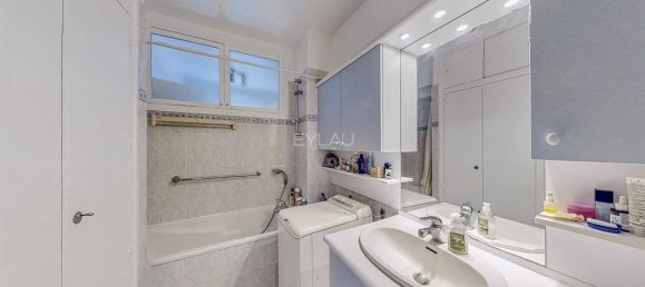 Studio in Paris, France No. 190389 11