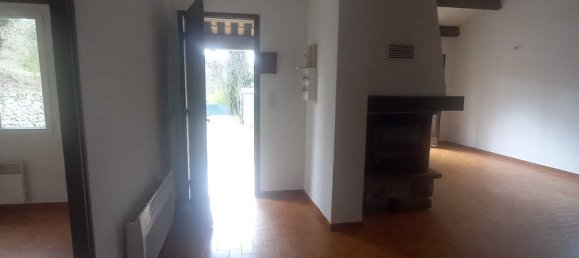 3 bedrooms House in Saint-Julien, France No. 196712 9