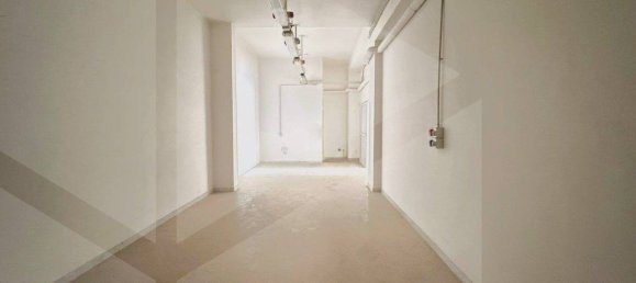 80m² Commercial property in Triggiano, Italy No. 17112 3