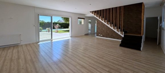 5 bedrooms House in Rhone, France No. 289707 3