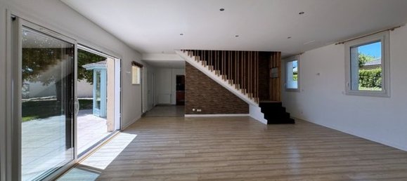 5 bedrooms House in Rhone, France No. 289707 2