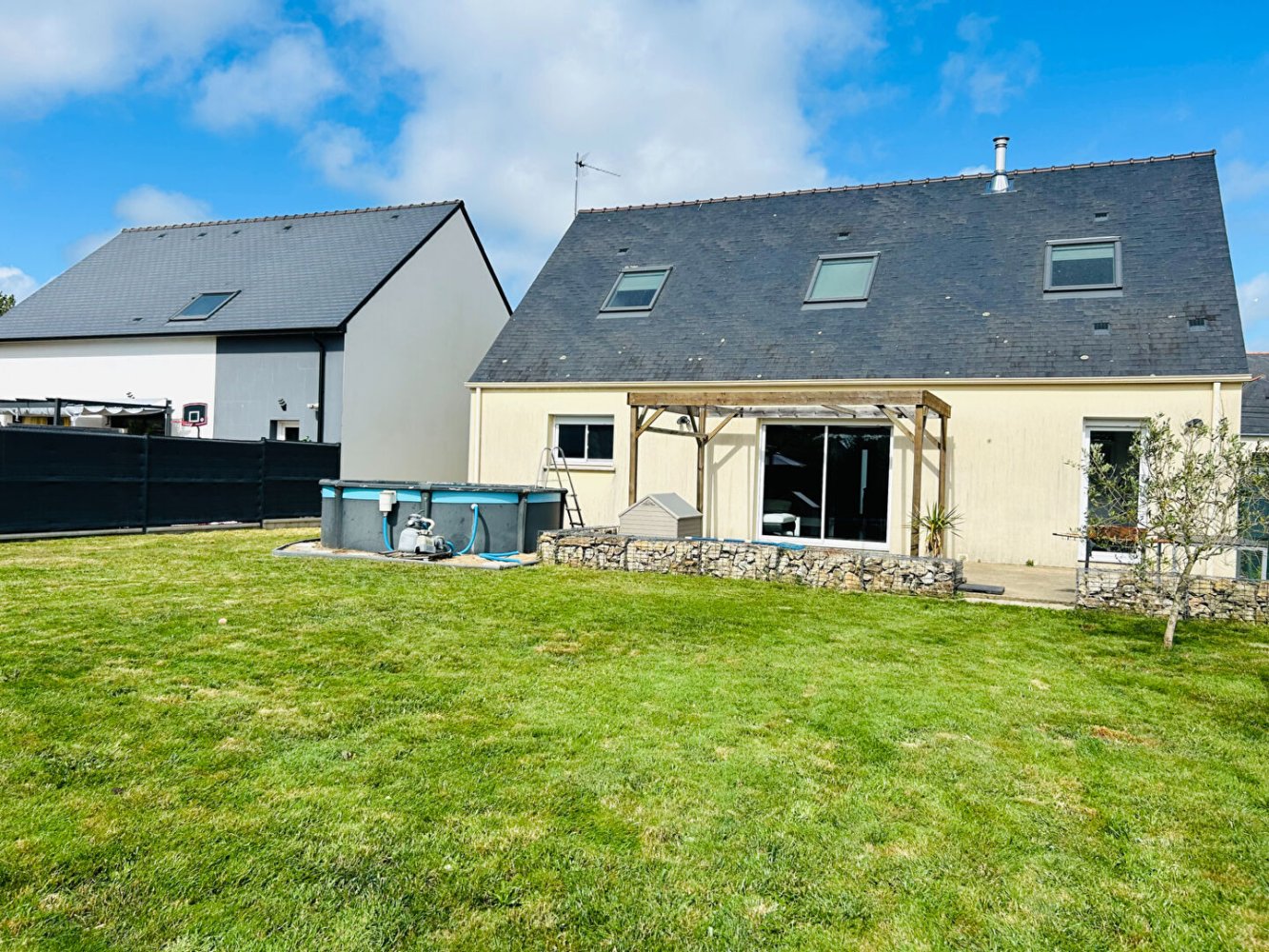 3 bedrooms House in Donges, France No. 280398