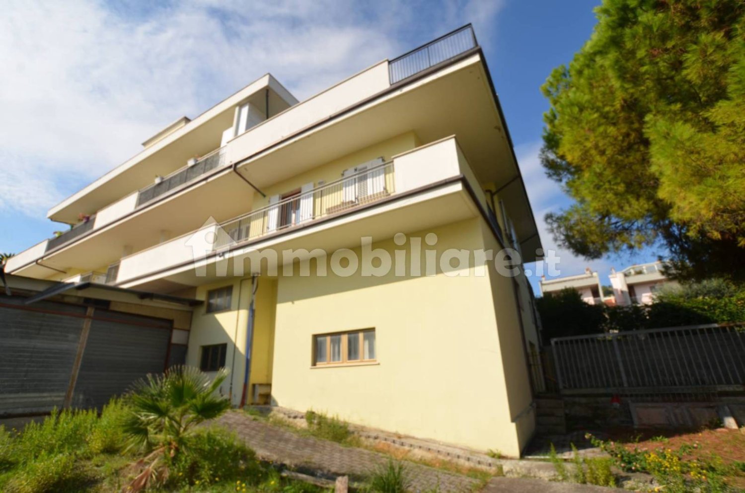 3 rooms Commercial property in San Benedetto del Tronto, Italy No. 202188