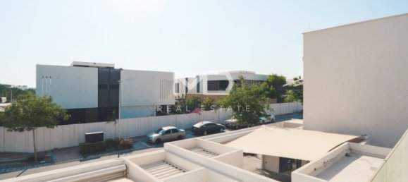 4 bedrooms Villa in Yas Island, UAE No. 47649 3