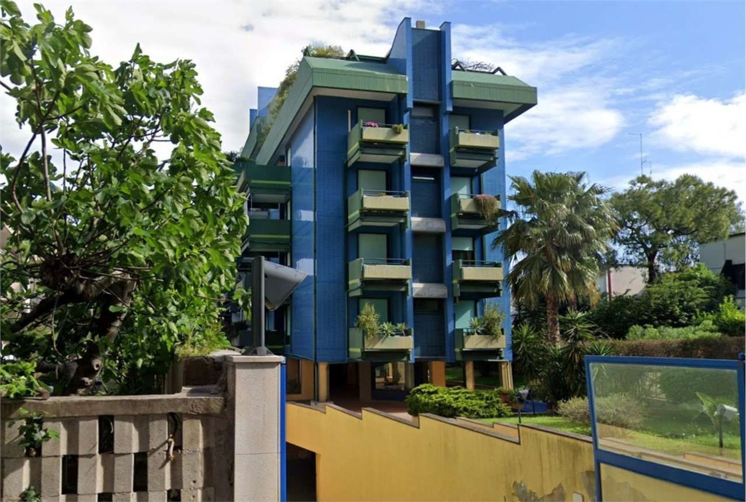 8 rooms Apartment in Bari, Italy No. 307176