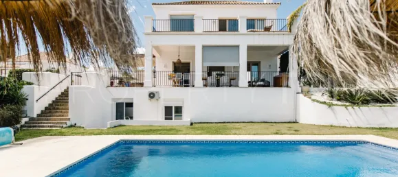 5 bedrooms Villa in Estepona, Spain No. 187703 2