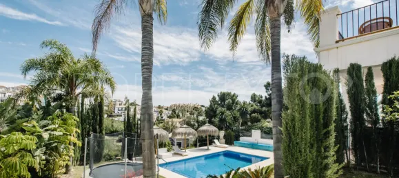 5 bedrooms Villa in Estepona, Spain No. 187703 3
