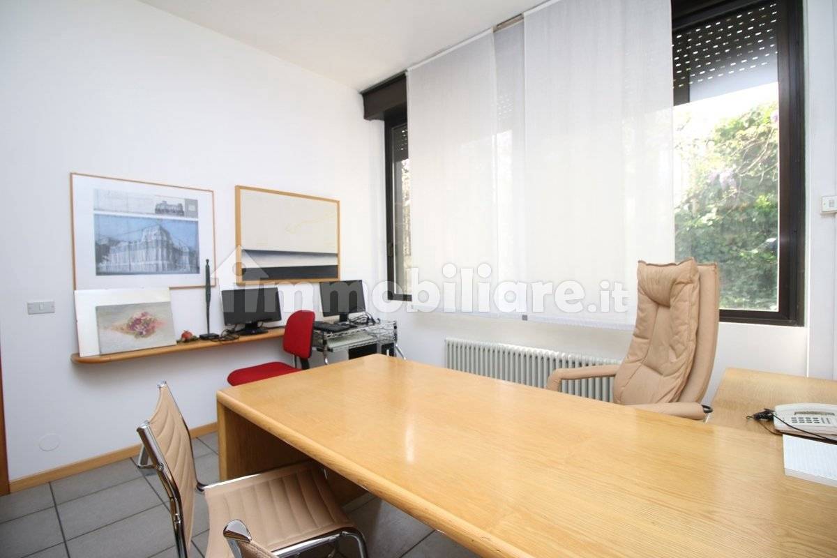 5 rooms Office in Erba, Italy No. 12775