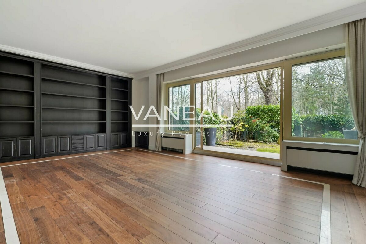 4 bedrooms Apartment in Paris, France No. 120445