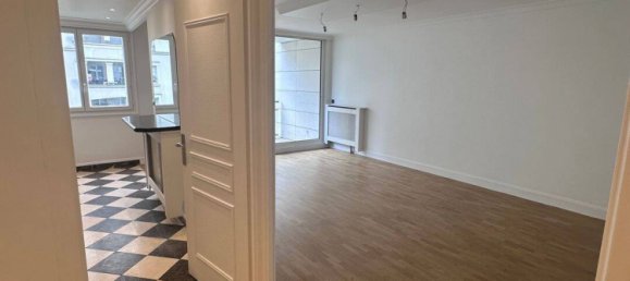 2 bedrooms Apartment in Courbevoie, France No. 329029 2