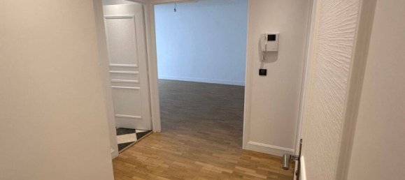 2 bedrooms Apartment in Courbevoie, France No. 329029 4