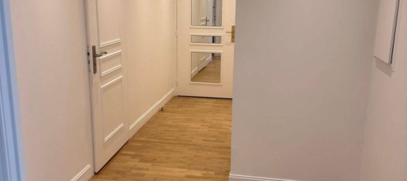 2 bedrooms Apartment in Courbevoie, France No. 329029 3