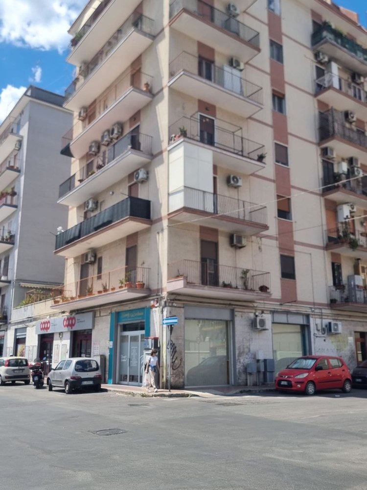 Propiedad comercial en Taranto, Italy 65 m² No. 393939