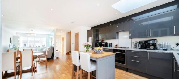 3 bedrooms Commercial property in Chessington, United Kingdom No. 10250 4