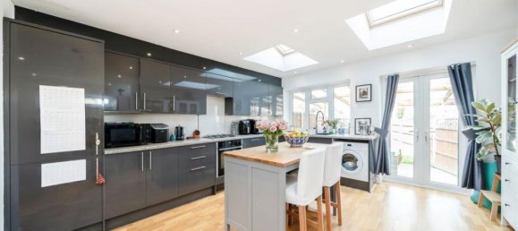 3 bedrooms Commercial property in Chessington, United Kingdom No. 10250 3