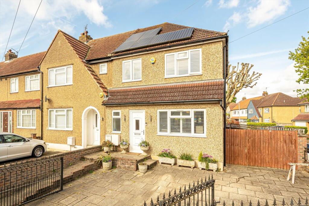 3 bedrooms Commercial property in Chessington, United Kingdom No. 10250